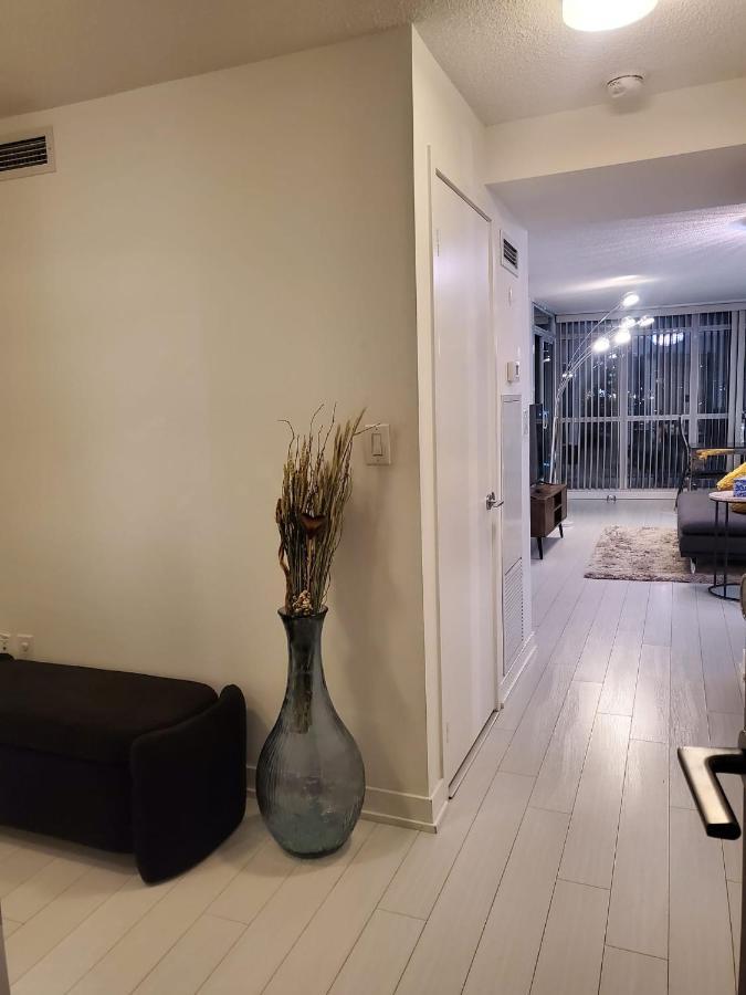 Апартаменты Cozy Open Concept 2Br 2Bath W/Parking -Jays/Cn Торонто Экстерьер фото